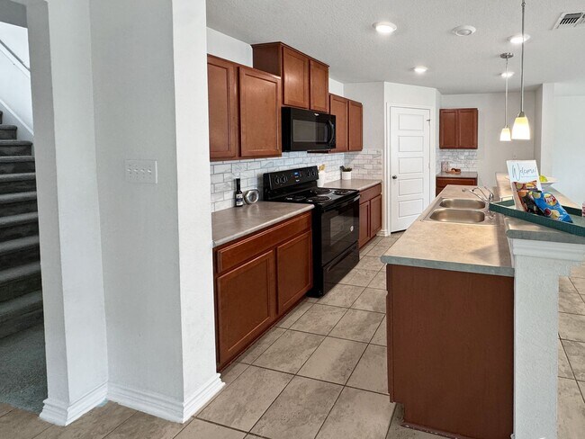 Building Photo - New Braunfels gem