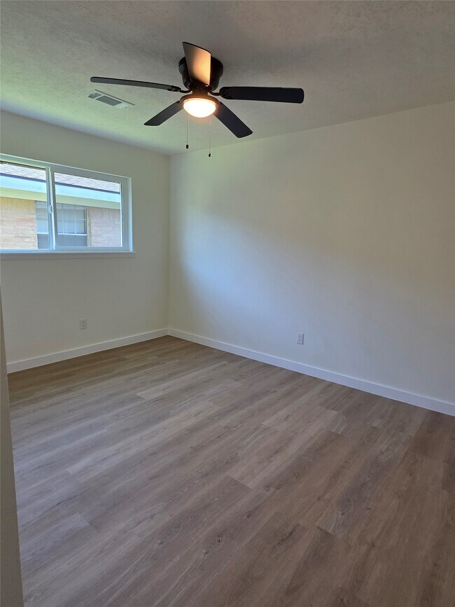 Building Photo - 11726 N Willow Cir
