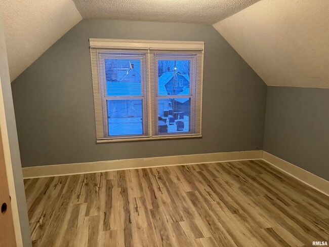 Building Photo - 105 6th Ave