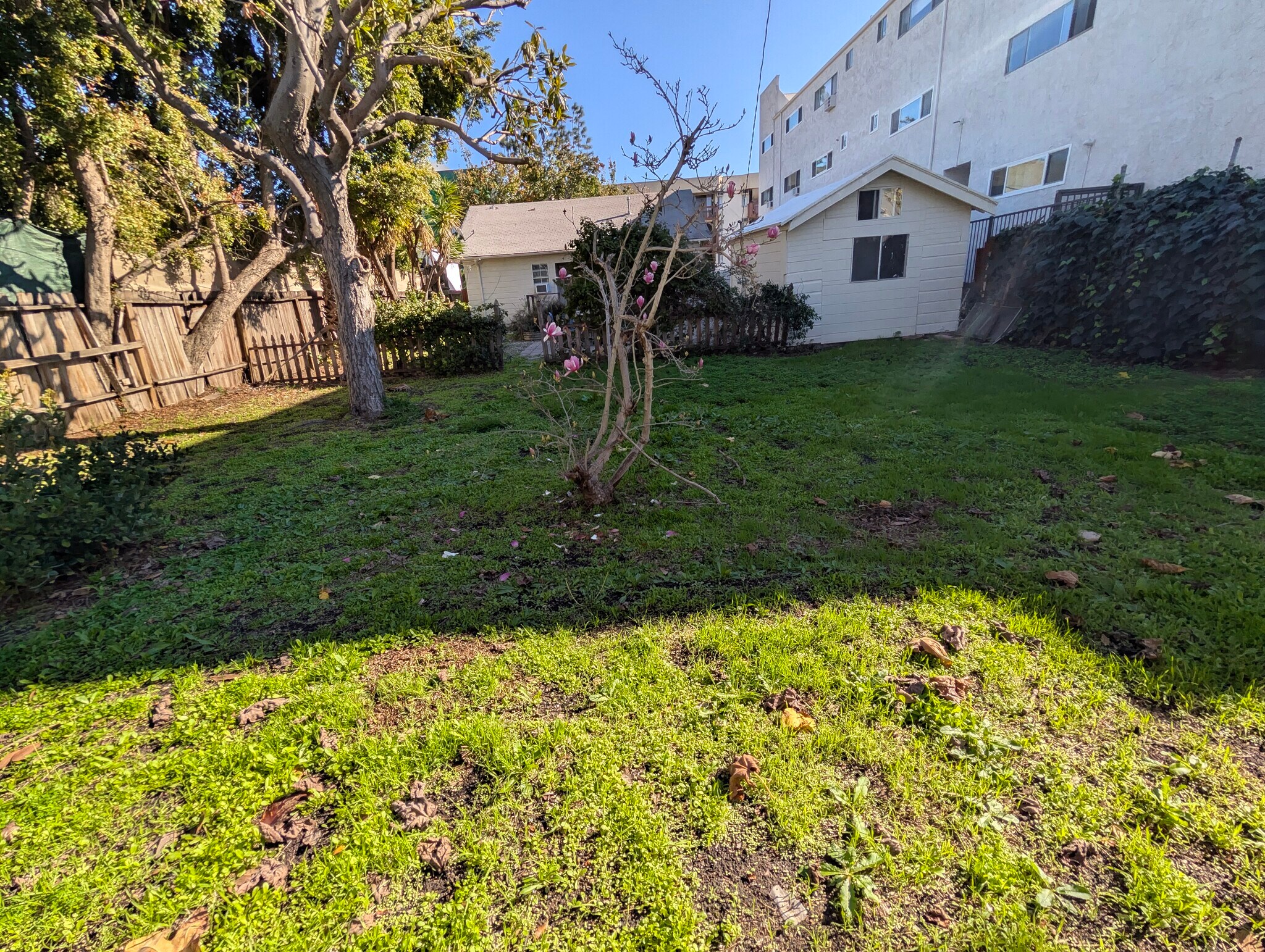 Building Photo - 849 N West Knoll Dr