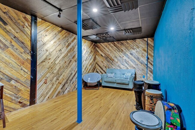 Building Photo - ***Half off September Rent with signed lea...
