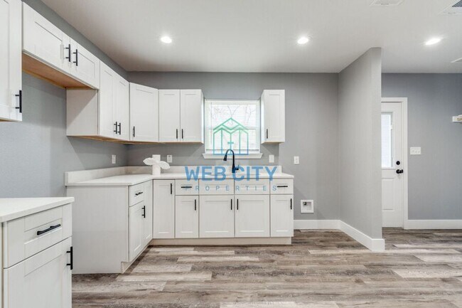 Building Photo - 3207 Mallory Dr