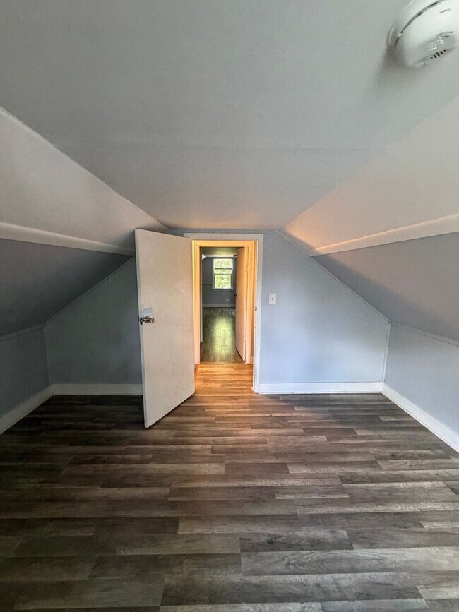 Building Photo - Secluded & Charming 3BR/1BA in Lansing — Section 8 Approved