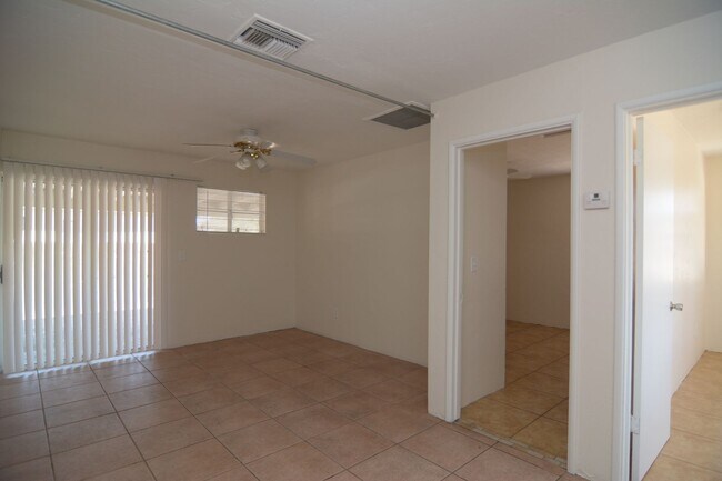 Building Photo - 6 Bedroom 3 Bath Home! Walking distance to University!