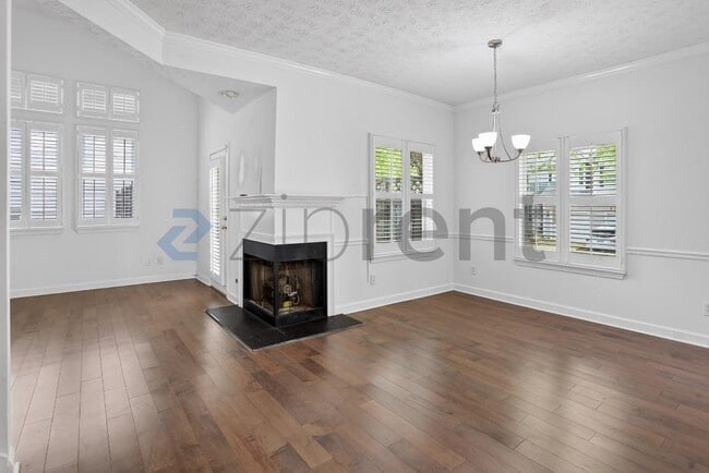 Building Photo - 484 Fraser St SE