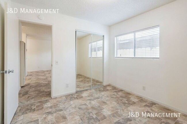 Building Photo - Gorgeous New Remodeled Apartment in North ...