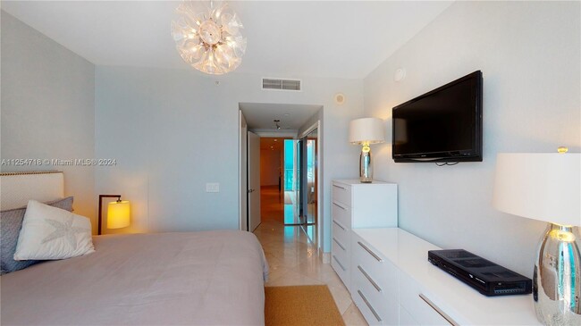 Building Photo - 17001 Collins Ave