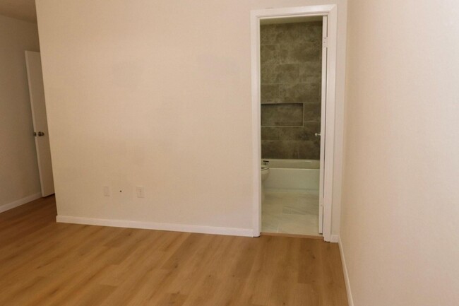 Building Photo - 109 Halo Dr
