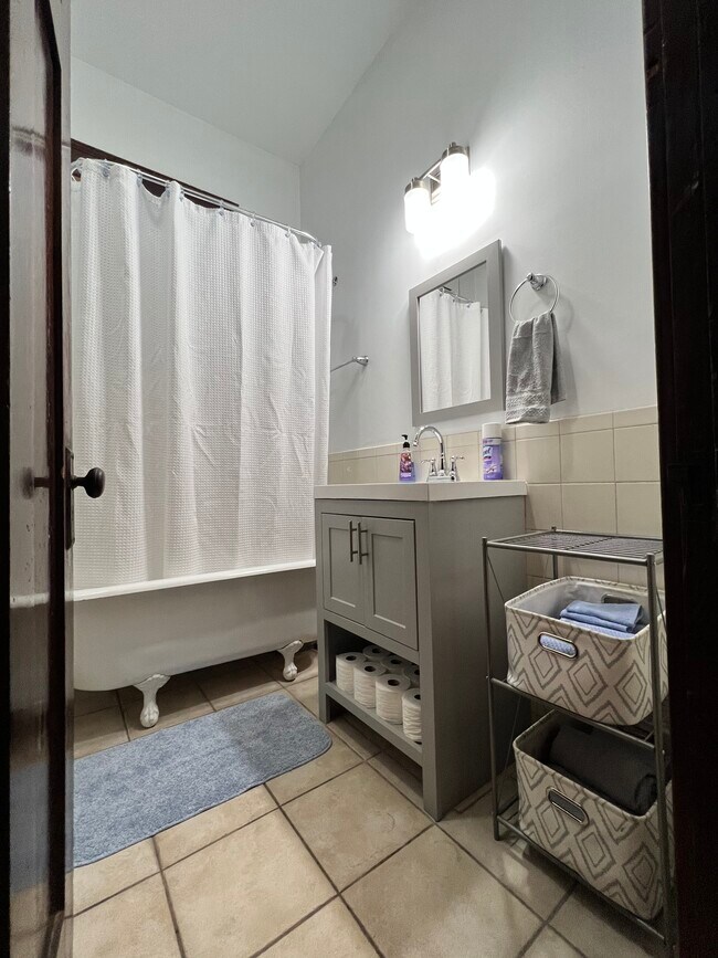 Building Photo - 1707 Rousselin Dr