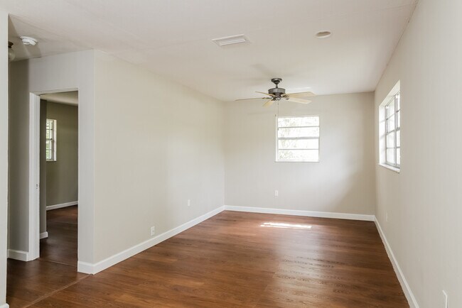 Building Photo - Bright 2-Bedroom Home with Spacious Screened Porch