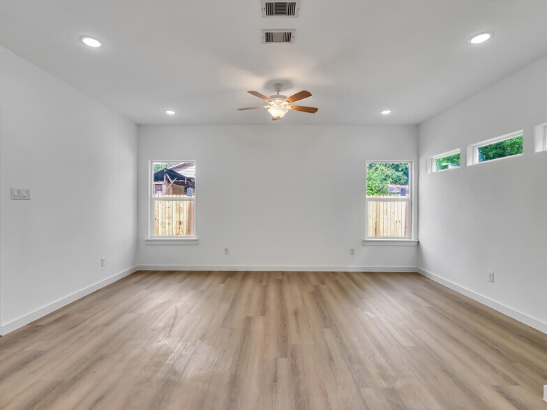 Building Photo - 8104 Crestview Dr