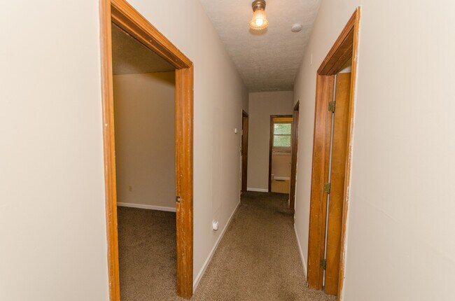 Building Photo - 4 bedroom, 1 bath home: Available July 2026!
