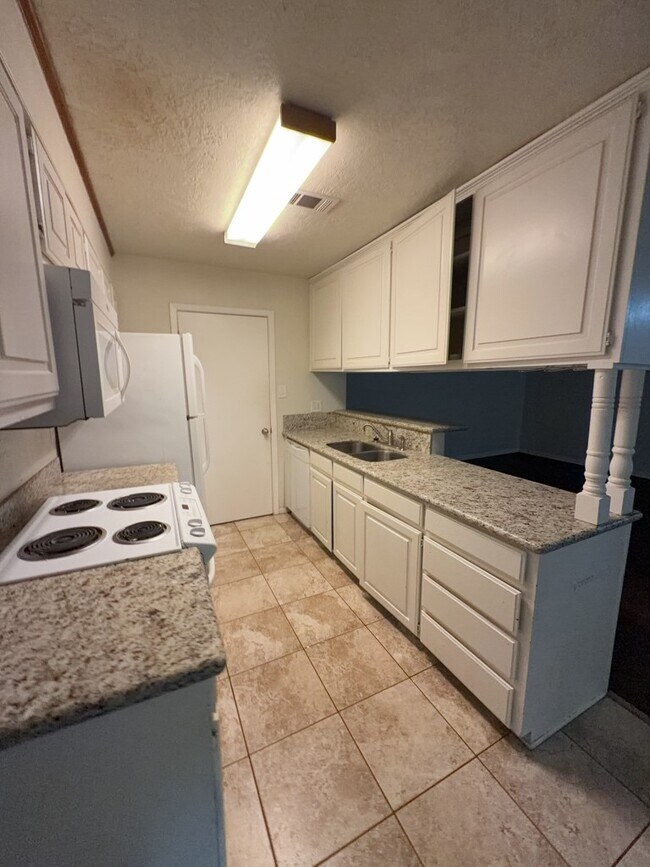 Building Photo - 629 W Ridge Dr