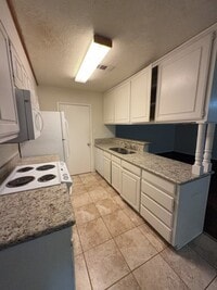 Building Photo - 629 W Ridge Dr