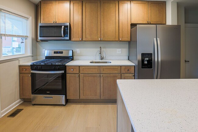 Building Photo - 3 BR 1-1/2 Baths MUST SEE- ACCEPTING HOSUING VOUCHERS!