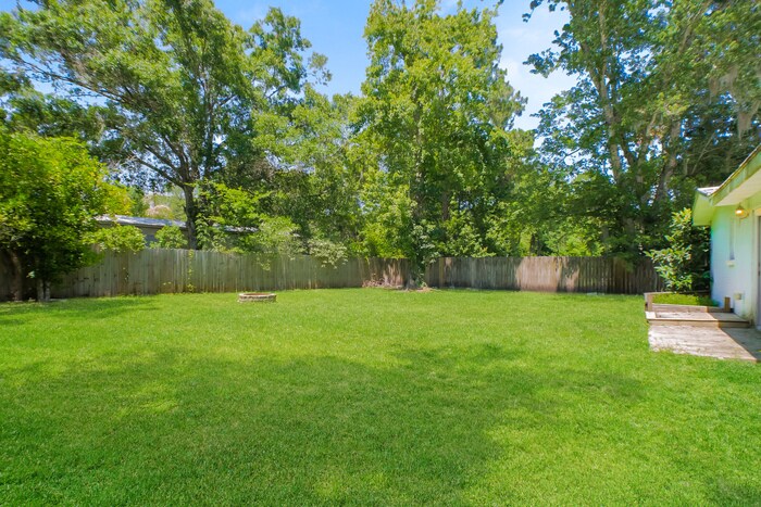 Building Photo - 6537 Pine Cir N