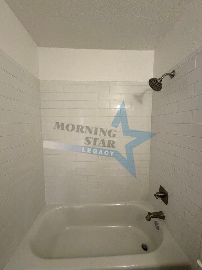 Building Photo - Cute 2-Bedroom Duplex