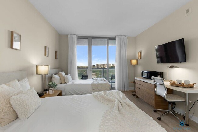 Building Photo - 2602 E Hallandale Beach Blvd
