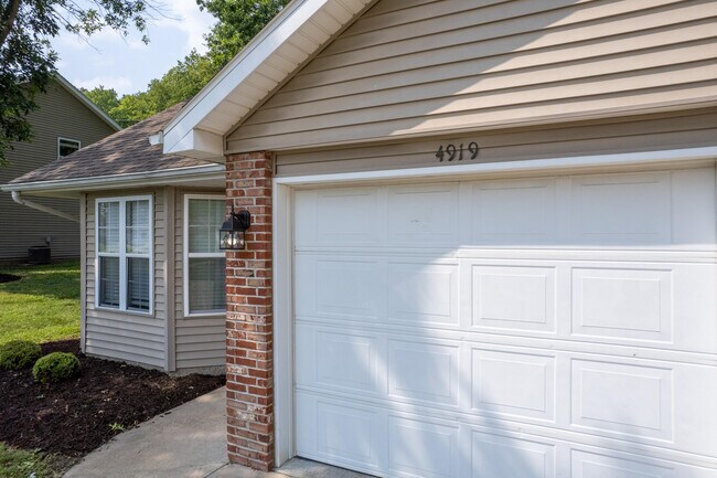 Primary Photo - 4919 W Millbrook Dr