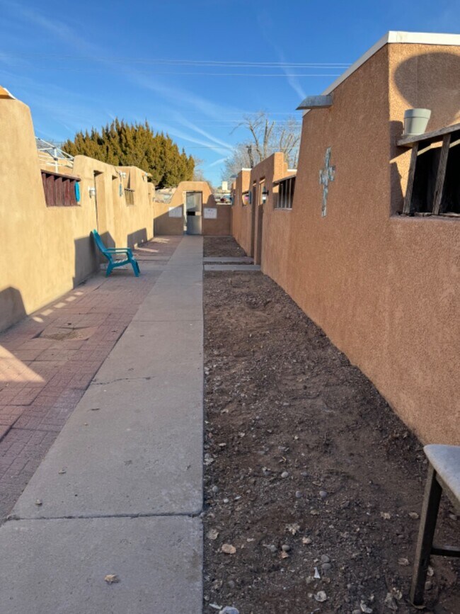 Building Photo - 912 San Pedro Dr SE