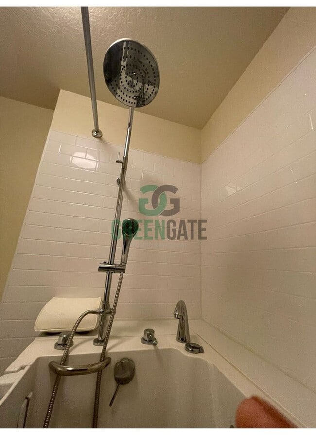 Building Photo - Beautiful 3 bedroom 2.5 Bath home READY NOW in MODESTO!! With POOL!!