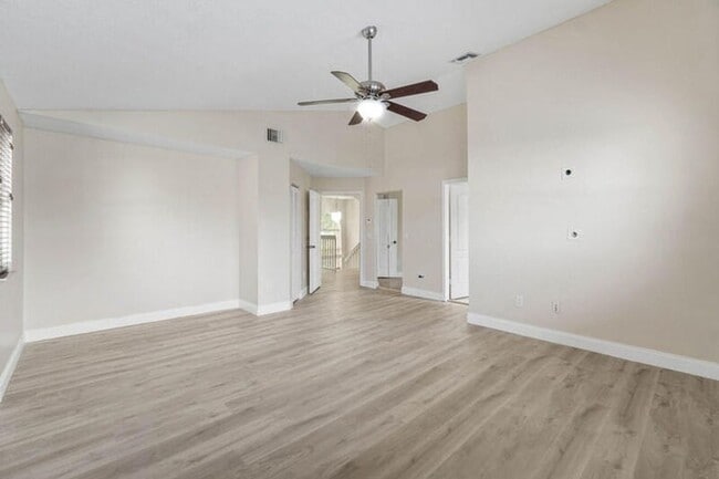 Building Photo - 10425 Buena Ventura Dr