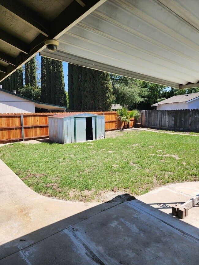 Building Photo - 3 Bedroom 2 Bathroom with Pool Near Davis High School