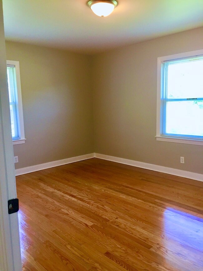 Building Photo - 802 Hillmoor Dr