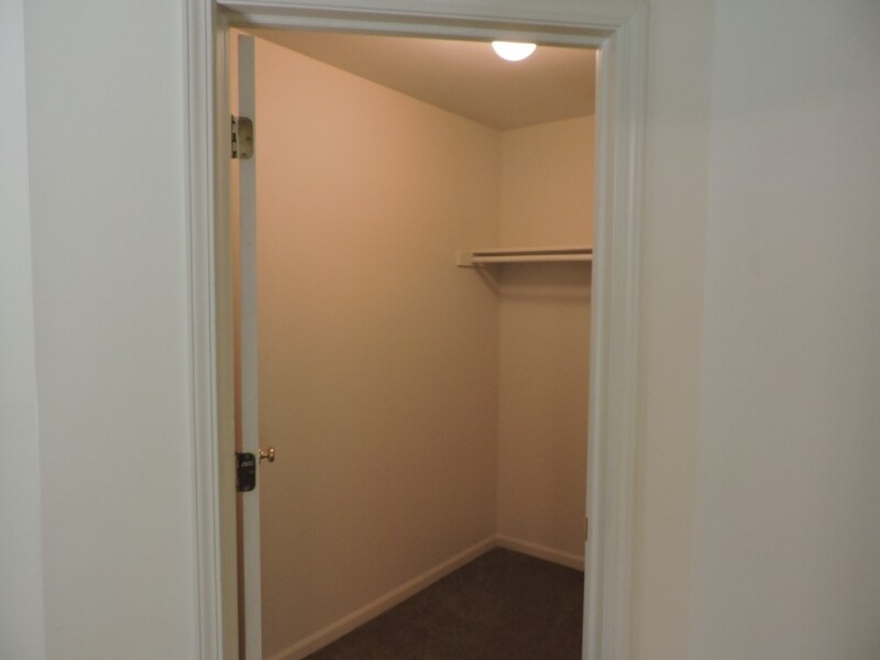 Building Photo - 668 Olde English Cir