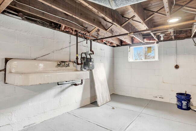 Building Photo - 6985 Beechmont Ave