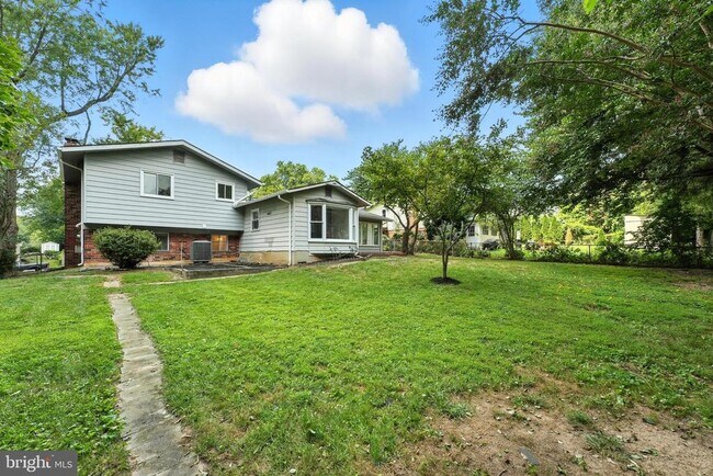 Building Photo - 5011 Roslyn Rd