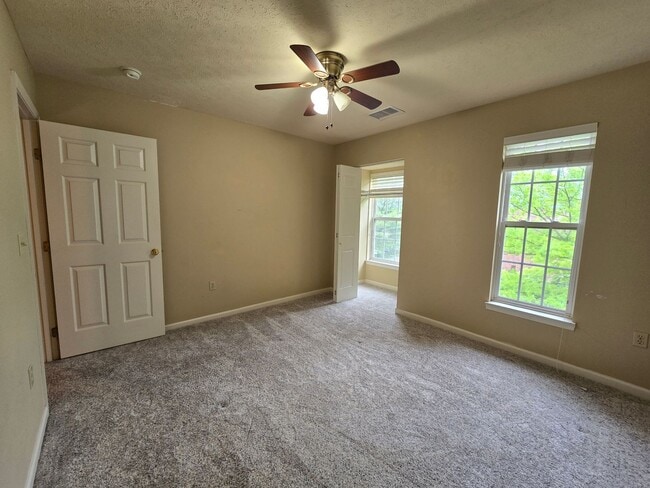 Building Photo - Beautiful End Unit Townhouse - Convenientl...