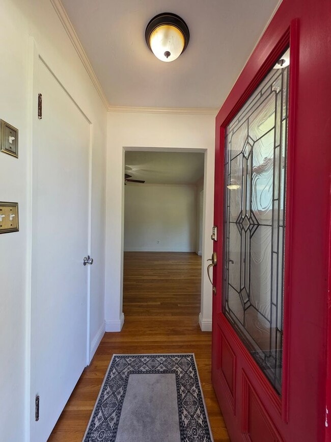 Building Photo - 2 bedroom 2 bathroom in Beverly Glen!