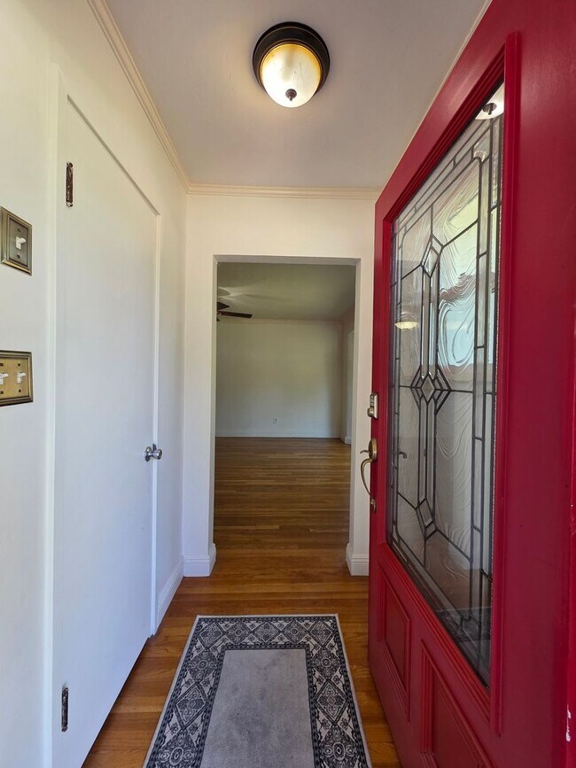 Building Photo - 2 bedroom 2 bathroom with brand new A/C un...