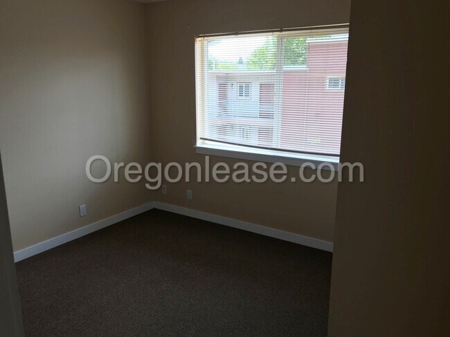 Building Photo - Blocks from UO! 2 bedroom 1 bath with in u...