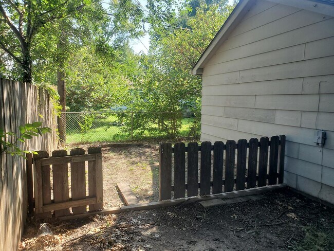 Building Photo - Single family home Recently renovated, mov...