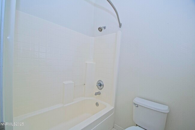 Building Photo - 3075 Roxbury Dr