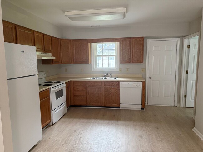 Building Photo - Two bedroom, one bath apartment in Burlington