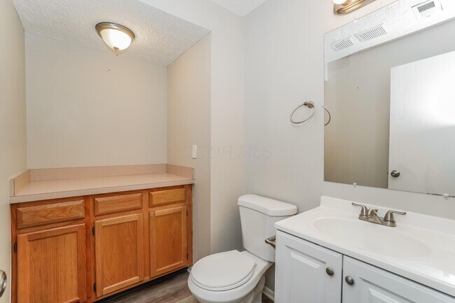 Building Photo - 5560 Mid Day Dr
