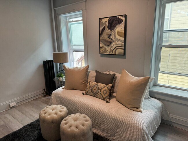 Building Photo - NOW LEASING! Renovated 1 bed, 1 bath avail...