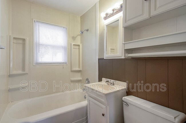 Building Photo - 602 N Lakeview Ave