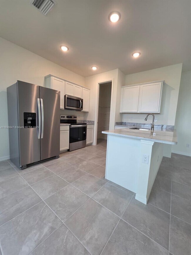 Building Photo - 408 NW 31st Pl