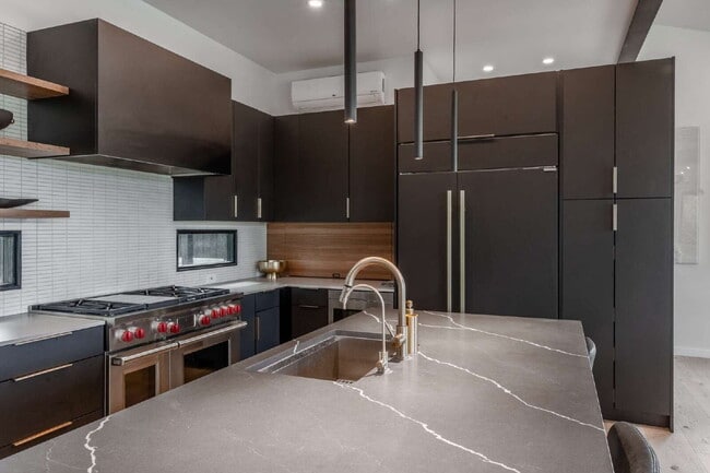 Building Photo - Modern Luxury Rental with Unobstructed Flatiron Views