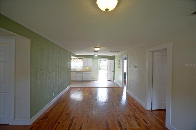 Building Photo - 810 W Woodlawn Ave