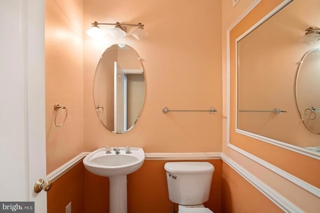 Building Photo - 43513 Lucketts Bridge Cir