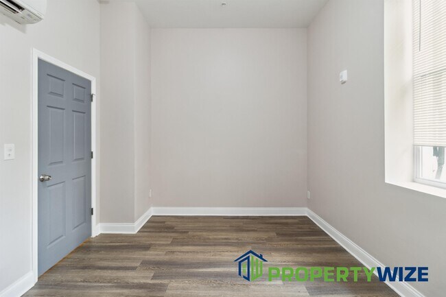 Building Photo - 833 Hollins St