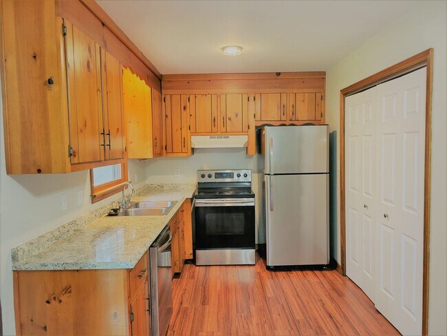 Building Photo - Spacious 3 bedroom 2 bath rancher availabl...