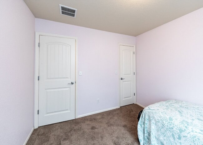 Building Photo - Spacious townhome with low maintenance.