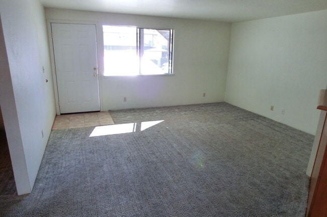 Building Photo - Downstairs Apartment Near Food and Shopping