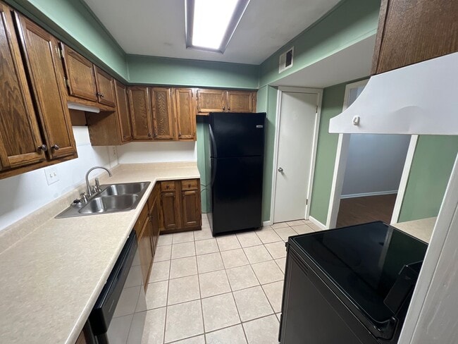 Building Photo - Oak Meadow Townhome